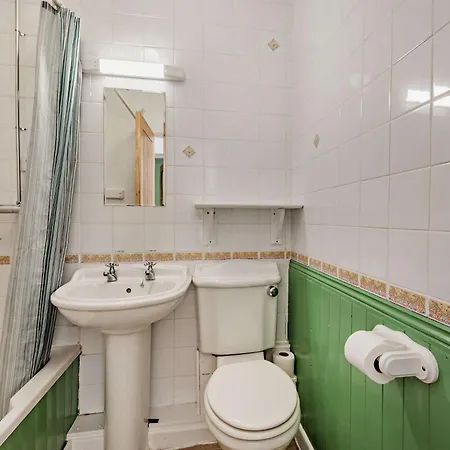 Holiday home 2 Bed In Sz027 *